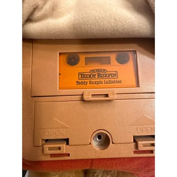 Vintage Teddy 1985 Teddy Ruxpin TOY he plays songs great condition WOW - Picture 5 of 6
